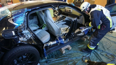 Немецкие пожарные распилили новую Porsche Panamera