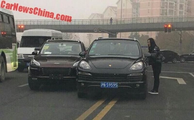 В Китае столкнулся Porsche Cayenne и копия модели Macan